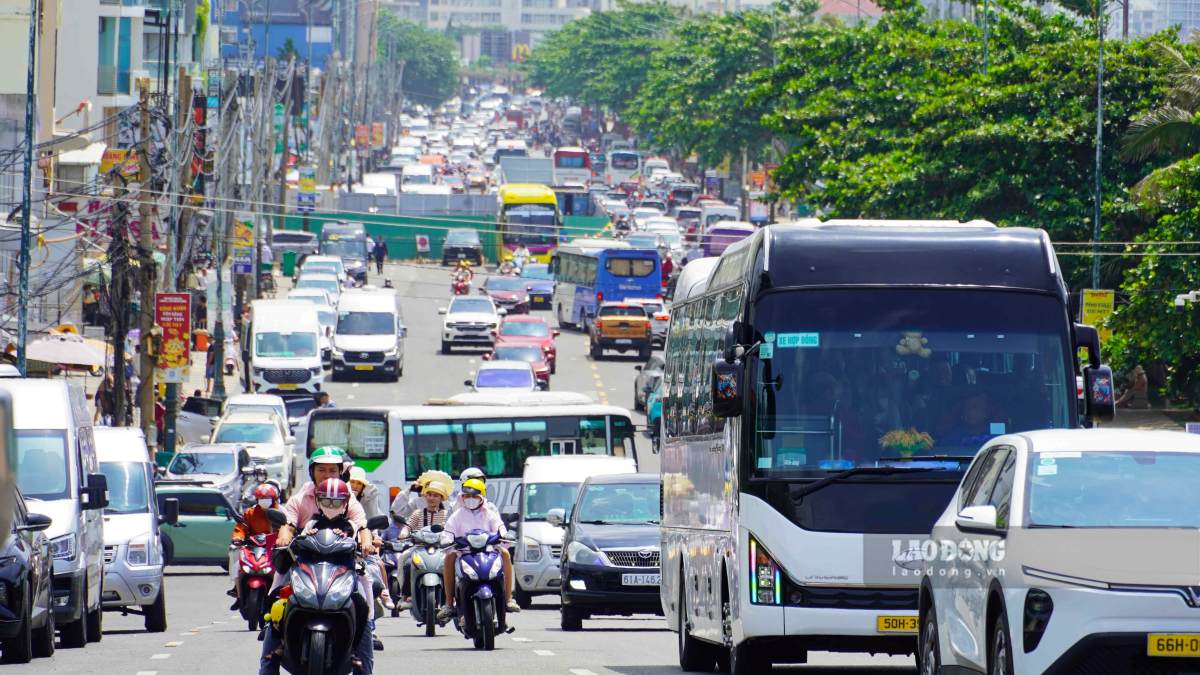 Vũng Tàu đón lượng lớn du khách ven biển ùn kín xe cuối tuần 1 duong Thuy Van dong duc phuong tien