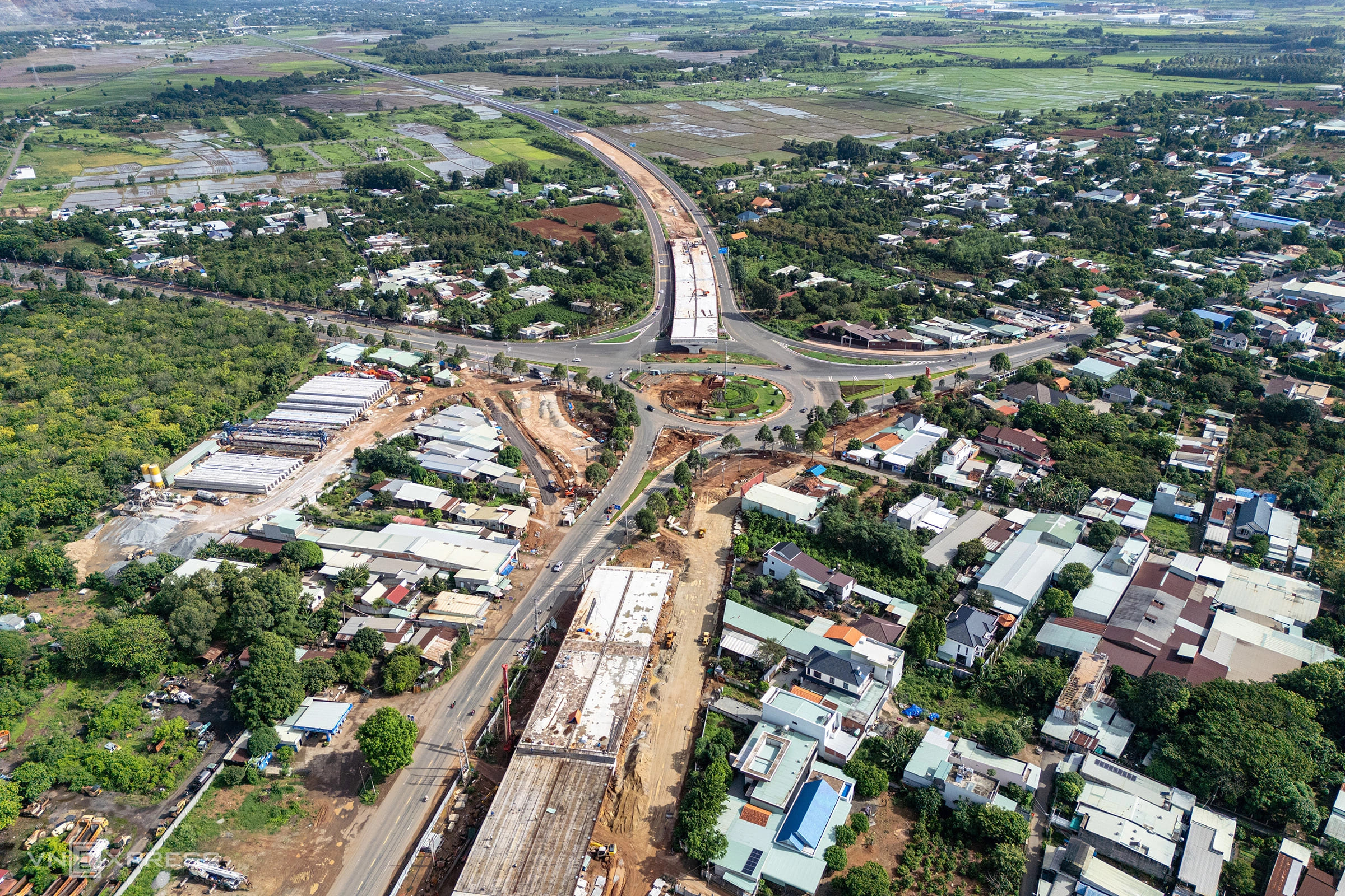 Đường trên cao băng qua ruộng muối kết nối cao tốc đến Vũng Tàu 2 duong noi qua ruong muoi noi cao toc den vung tau